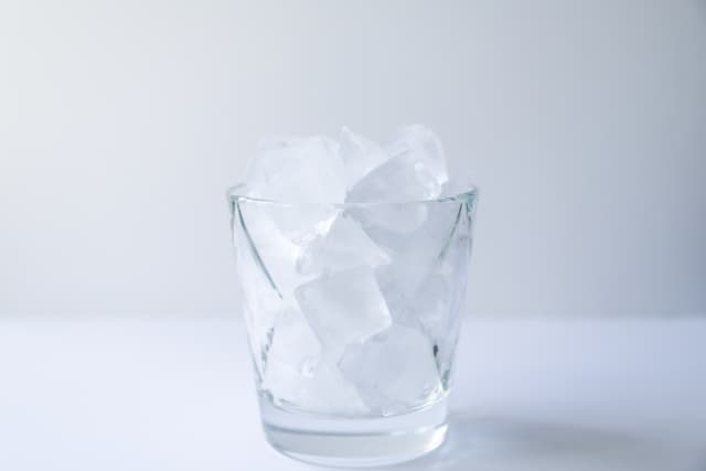 コップに入った氷