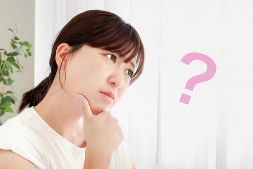 はちみつと歯について考える女性