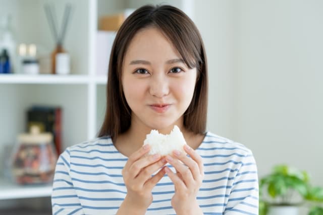 食事をする女性