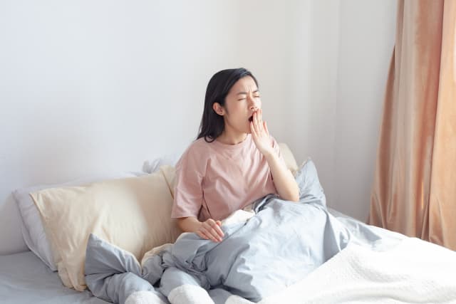 眠気が残る女性