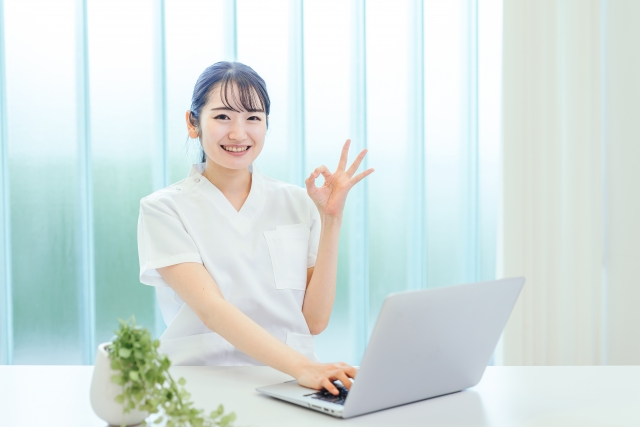 歯ならびが悪くならないようにする対策を紹介する女性歯科医師