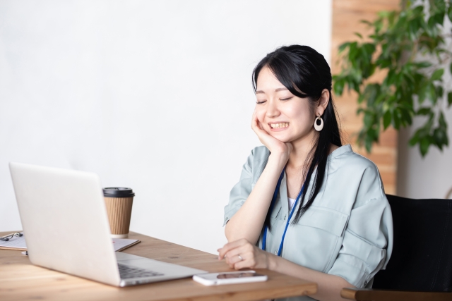 加齢現象による歯ならびが悪くなる原因について考え、悩んでいる女性