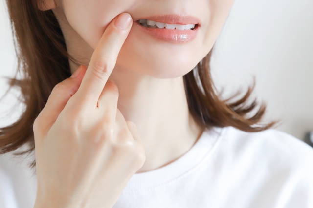 加齢現象による歯ならびと噛み合わせの変化が気になる女性